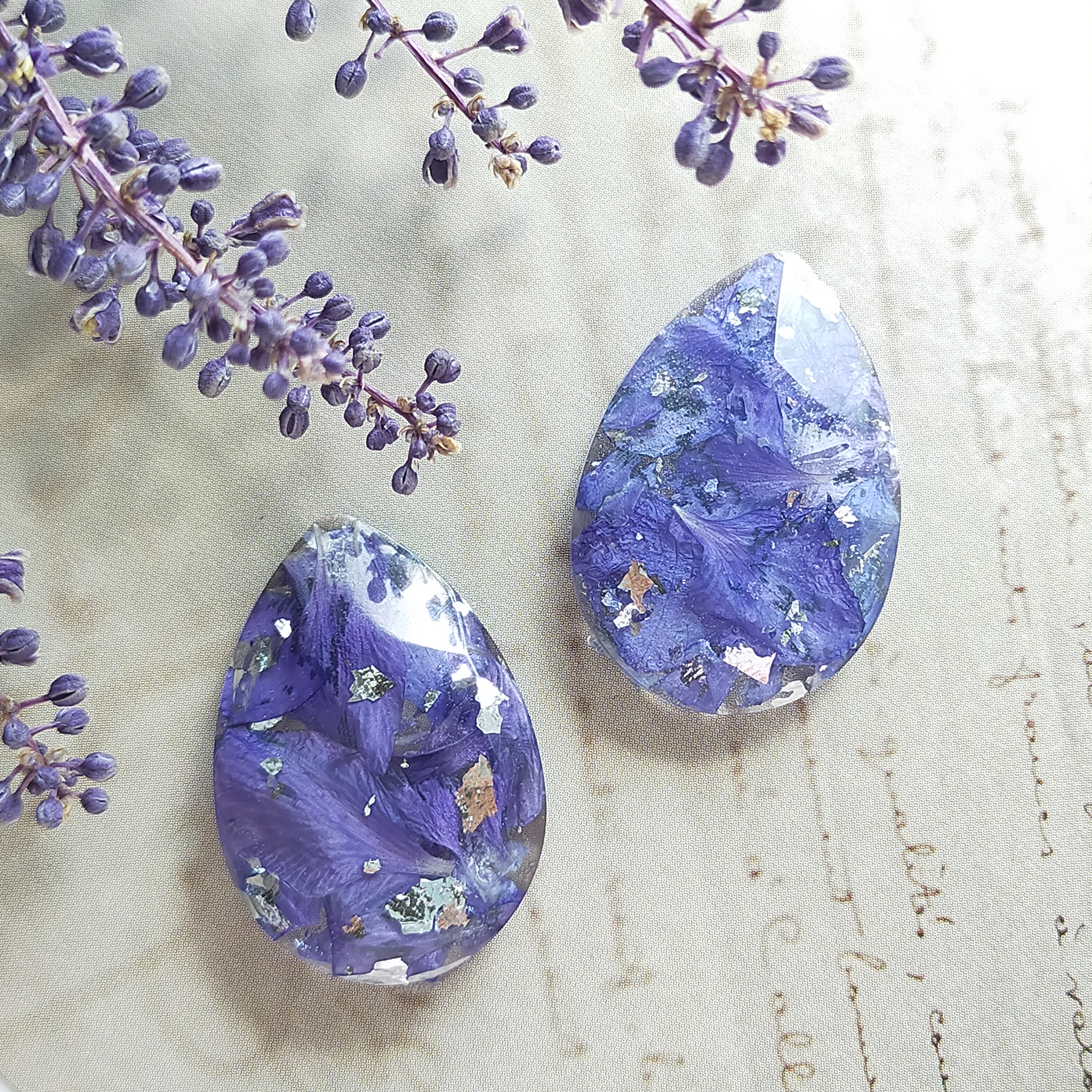 〜タンザナイトのドロップイヤリング〜　千鳥草　ドライフラワー　クリア　レジン　ピアス　花　鉱石　春夏秋冬　ブルー　紫　青
