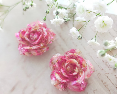 紅薔薇と蝶々 ドライフラワーを封入したバラとレジン雫のピアス