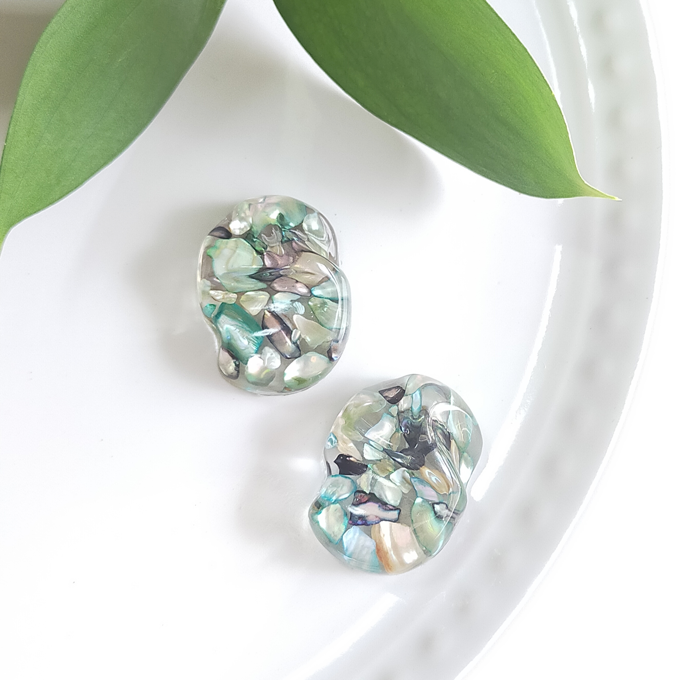 〜秋色シェルのそら豆イヤリング〜　鉱石　シルバー　グリーン　クリアレジン　爬虫類　蛇　ヘビ　ワニ　ティラノサウルス　虫