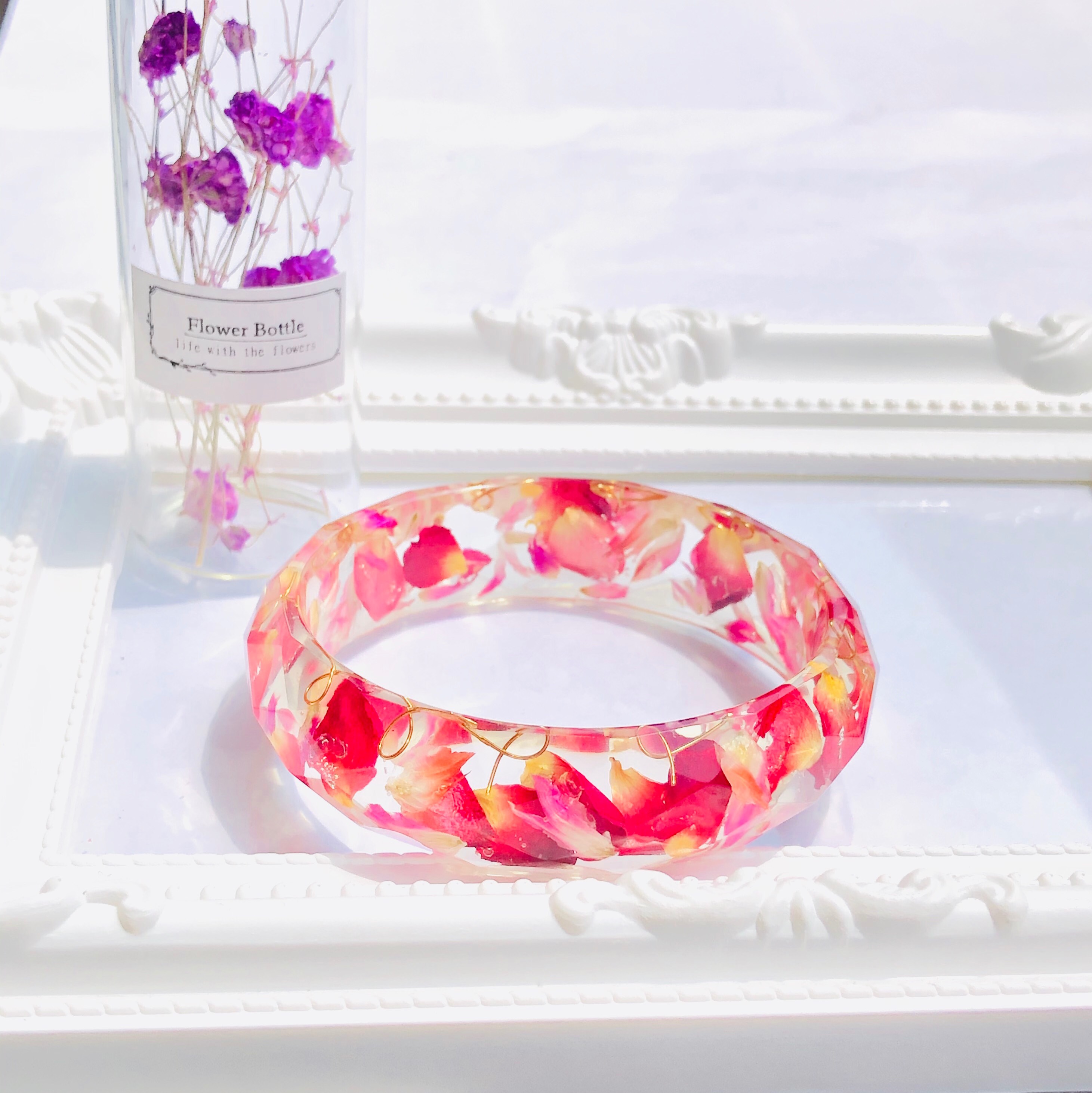 〜ローズペタルとセンニチコウの花びらのバングル〜　花　赤　ピンク　紫　クリア　薔薇　バラ　ばら　ブレス　レジン