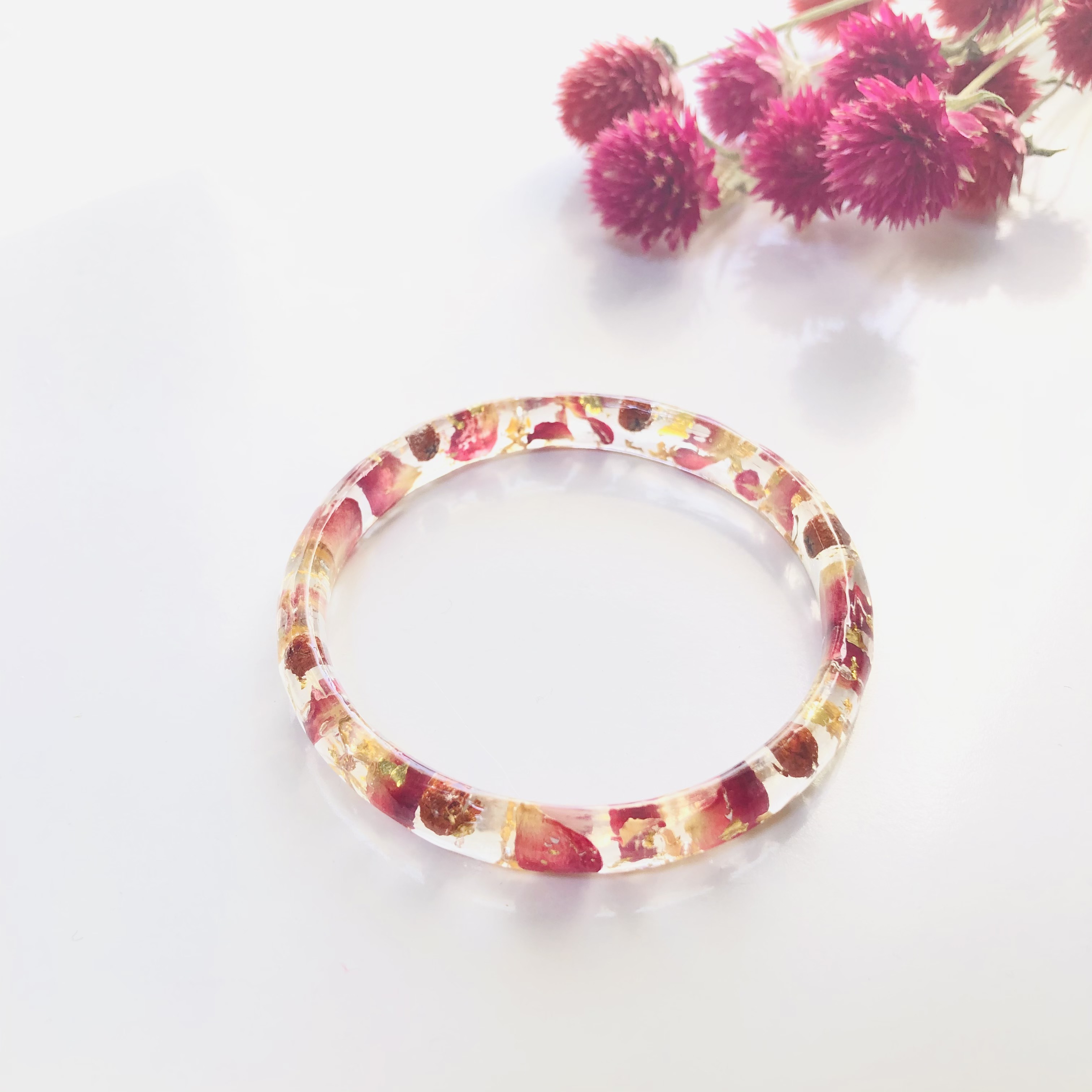 ローズペタルと金木犀のバングル　花　レジン　バングル　ブレス　ドライフラワー　赤　クリア　ボルドー　ワイン　テラコッタ