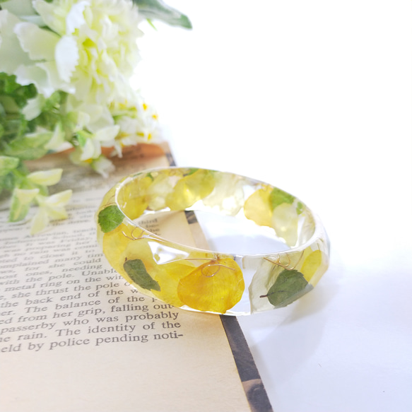 レモンイエローのビオラのバングル〜 オレンジ ドライフラワー