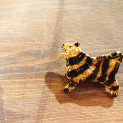 陶製ブローチ『トラ』 2枚目の画像
