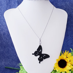 黒アゲハ蝶のネックレス 2枚目の画像