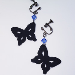 小さな黒蝶のイヤリング 3枚目の画像