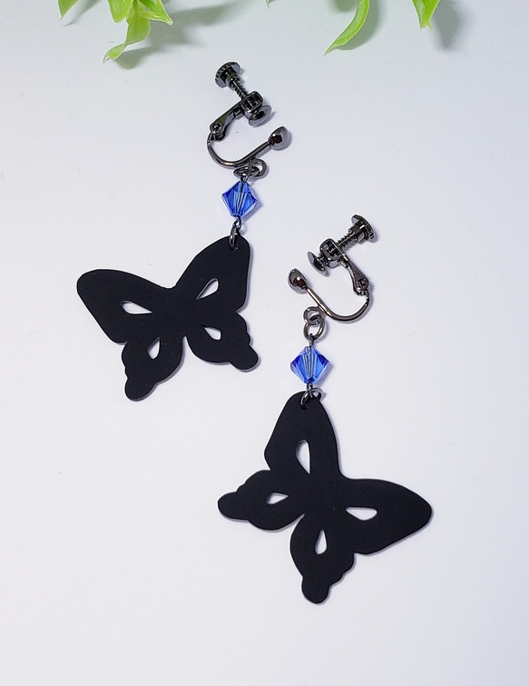 小さな黒蝶のイヤリング 3枚目の画像