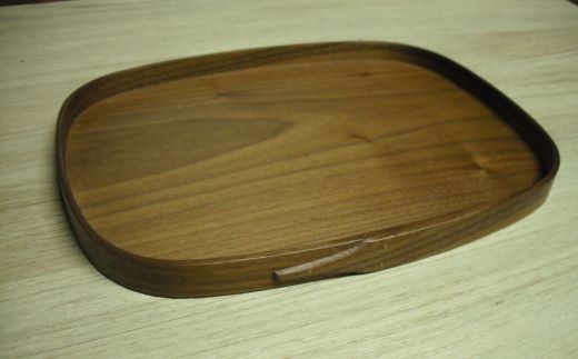 ウォルナットの曲木のトレイ（丸い四角）
