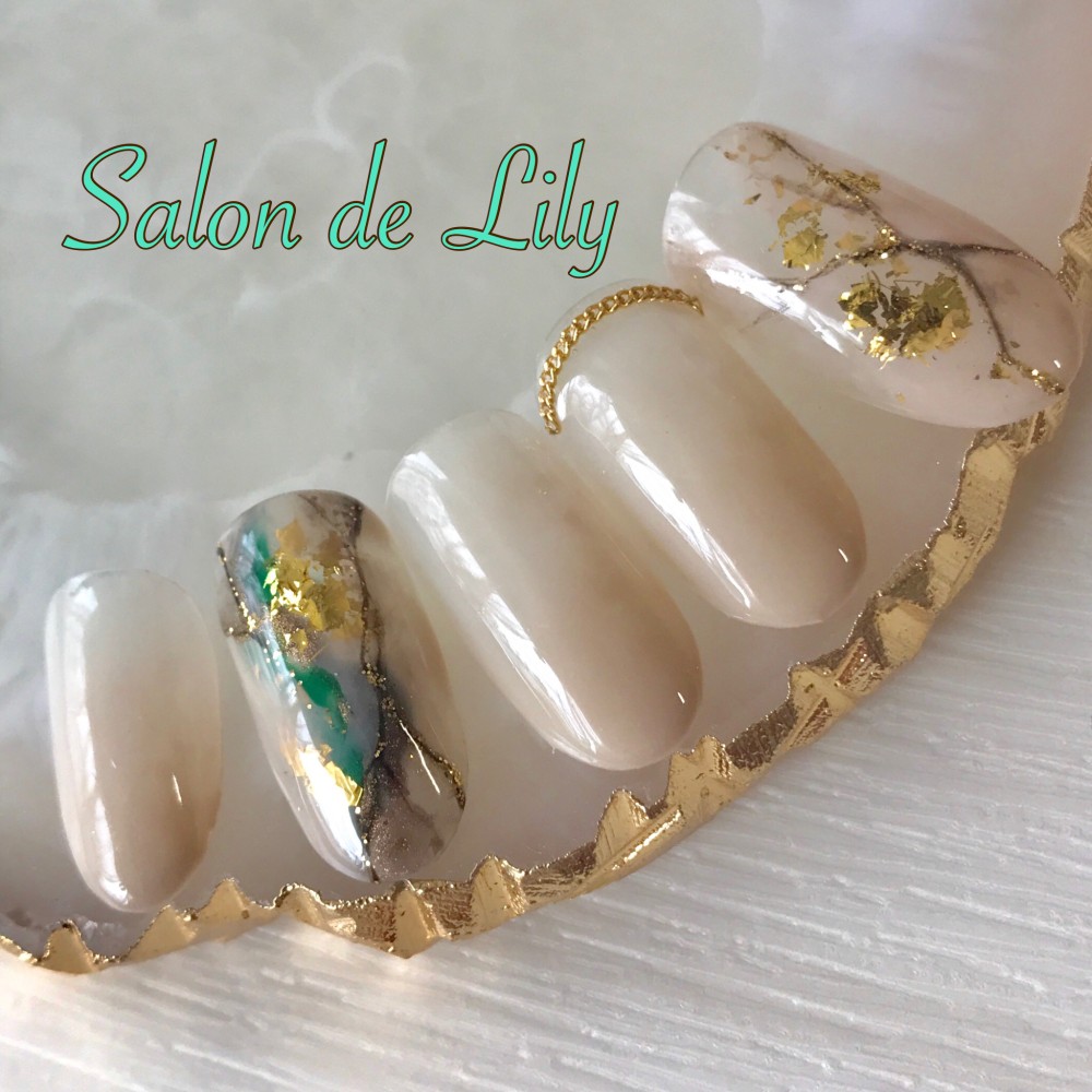 ベージュのニュアンス天然石風ネイル　グリーンをチラ見せ