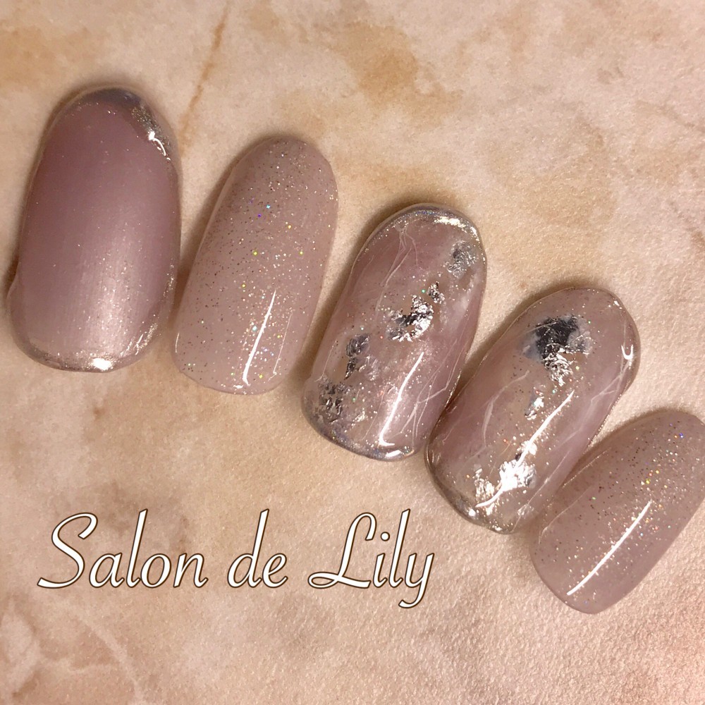 ピンクのスモーキーネイル　マットとミラーを組み合わせて