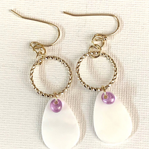 シェルとガラスビーズのフープピアス(イヤリング可) ピアス