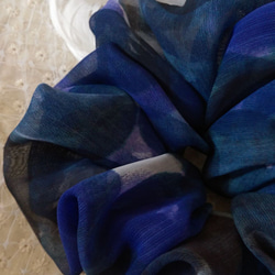 楊柳ハンドプリントのドット柄のボリュームシフォンシュシュ★ブルー系 3枚目の画像