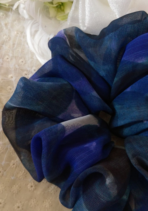 楊柳ハンドプリントのドット柄のボリュームシフォンシュシュ★ブルー系 3枚目の画像