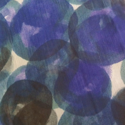 楊柳ハンドプリントのドット柄のボリュームシフォンシュシュ★ブルー系 4枚目の画像