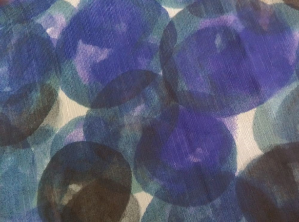 楊柳ハンドプリントのドット柄のボリュームシフォンシュシュ★ブルー系 4枚目の画像