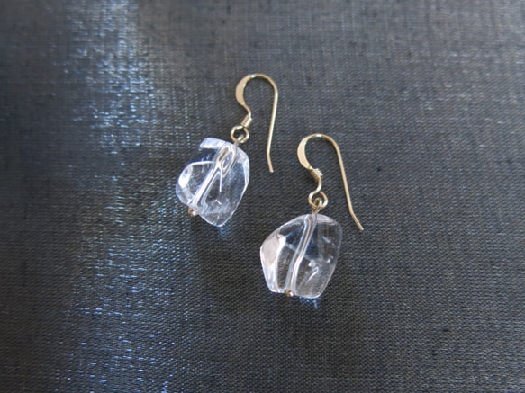 【再販・ラスト】14kgf　クリスタルクォーツの一粒ピアス　天然石　クラック水晶　 7枚目の画像