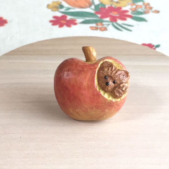 ひょっこりくまさん（赤りんご）　木彫りブローチ 1枚目の画像