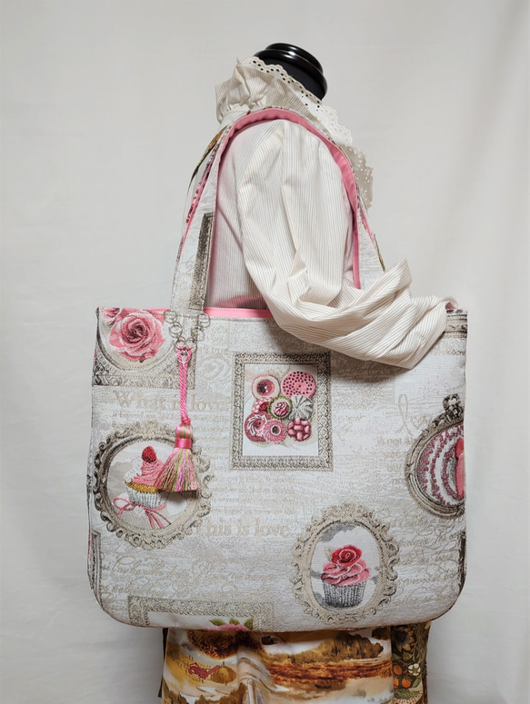 お菓子と薔薇がテーマのスペイン製ジャガード織りショルダートートバッグ 3枚目の画像