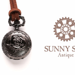 懐中時計ネックレス 『黒薔薇』 スエード調革紐 クオーツ式 1枚目の画像