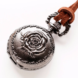 懐中時計ネックレス 『黒薔薇』 スエード調革紐 クオーツ式 4枚目の画像