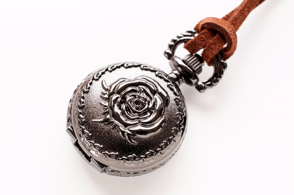 懐中時計ネックレス 『黒薔薇』 スエード調革紐 クオーツ式 4枚目の画像