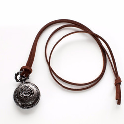 懐中時計ネックレス 『黒薔薇』 スエード調革紐 クオーツ式 5枚目の画像