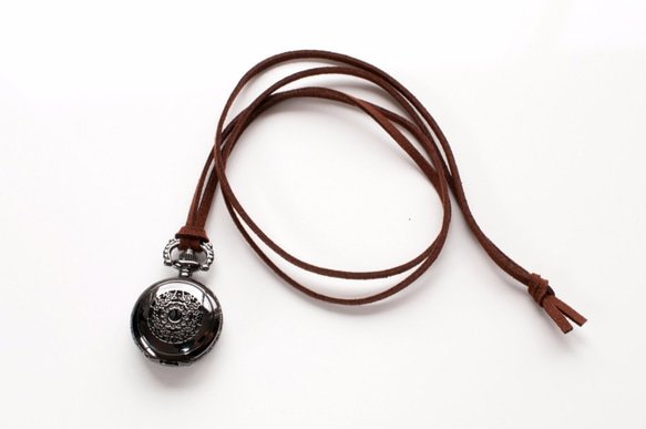 懐中時計ネックレス 『中窓透かし 黒』 スエード調革紐 クオーツ式 5枚目の画像