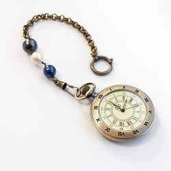 【懐中時計バッグチャーム】レトロオープンフェイスアンティーク調クオーツ式懐中時計+コットンパールバッグチャーム 1枚目の画像