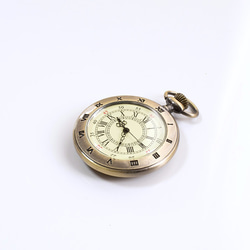 【懐中時計バッグチャーム】レトロオープンフェイスアンティーク調クオーツ式懐中時計+コットンパールバッグチャーム 5枚目の画像