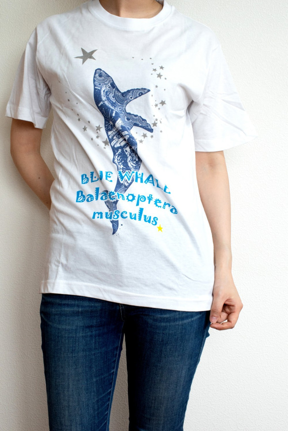 星を泳ぐクジラ 白Tシャツ Mサイズ Blue Whale ホワイト ハンドメイド 2枚目の画像