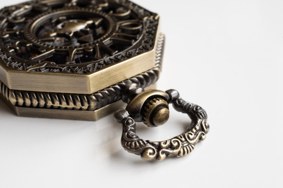 機械式手巻懐中時計 ネコ顔八角形フレーム アンティークゴールド オリジナル懐中時計チェーン付属 5枚目の画像