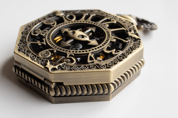 機械式手巻懐中時計 ネコ顔八角形フレーム アンティークゴールド オリジナル懐中時計チェーン付属 8枚目の画像