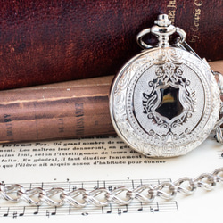 機械式手巻懐中時計 シールドエンブレム ハンターケース シルバー オリジナル懐中時計チェーン付属 1枚目の画像