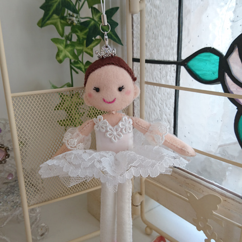 バレリーナ人形◇白、ティアラ◇バレエ、マスコット◇フェルト