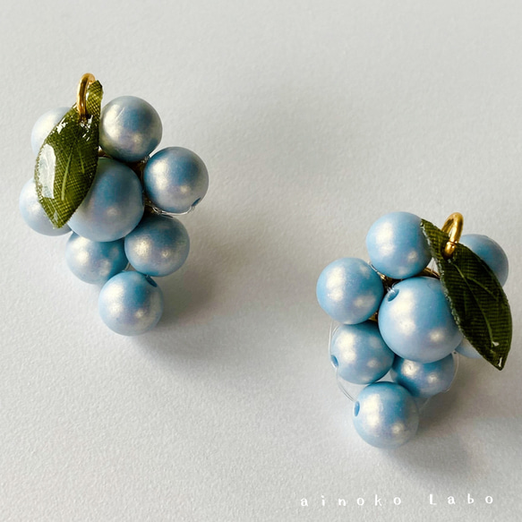 売り切れのため展示表示✳︎アイスブルー の ぶどうのビーズ ピアス  