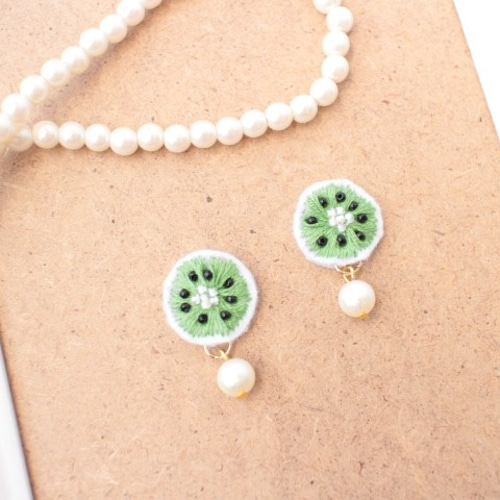 【1190】 キウイスムージーのピアス／イヤリング No 1190 キウイスムージーのピアス／イヤリング ハンドメイド
