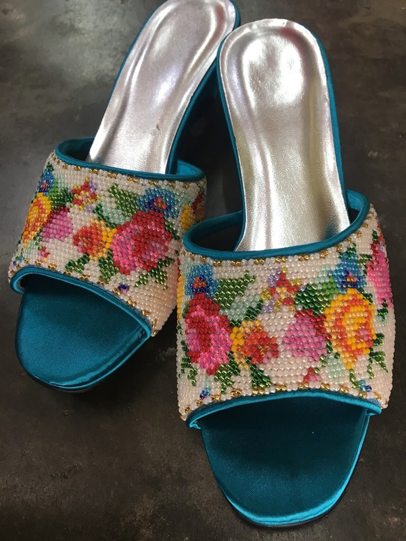 ◆ニョニャ　ビーズ刺繍　サンダル◆　opened toes 1枚目の画像