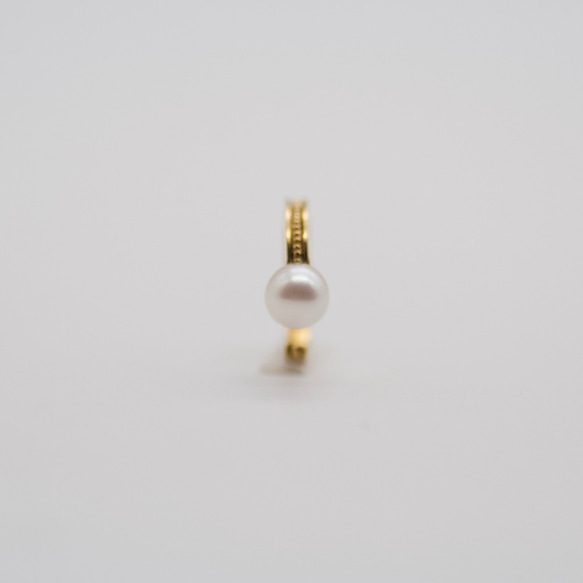 真珠とミル打ちのイヤーカフス片耳（Silver/Goldコーティング） 3枚目の画像