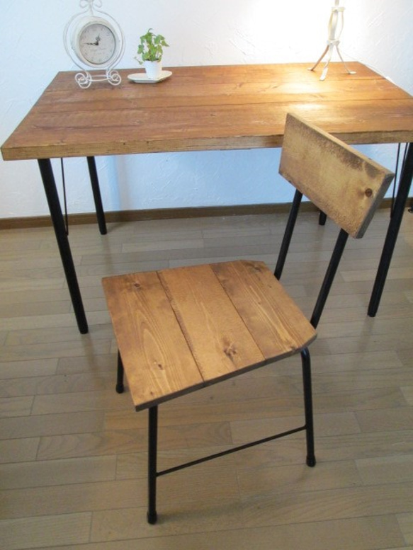 背中あり鉄脚イス　2脚セット　ダイニングテーブル.用　　椅子 テーブル　小物類は撮影用でついていません