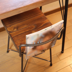 可愛い椅子　簡易BOOK ＆新聞スタンド付き　座面高さ標準　鉄脚ハーフ背もたれ付きイス1脚　ダイニングテーブル用 7枚目の画像