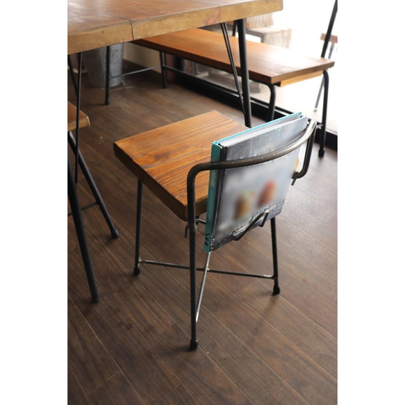 可愛い椅子　簡易BOOK ＆新聞スタンド付き　座面高さ標準　鉄脚ハーフ背もたれ付きイス1脚　ダイニングテーブル用 1枚目の画像