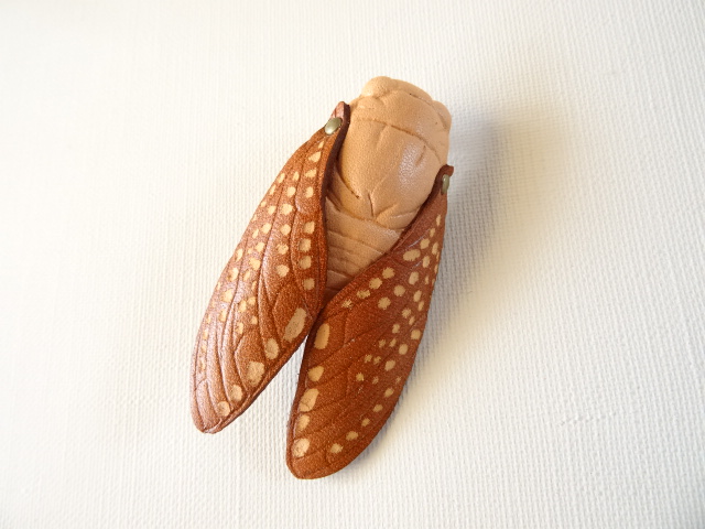 セミのブローチ