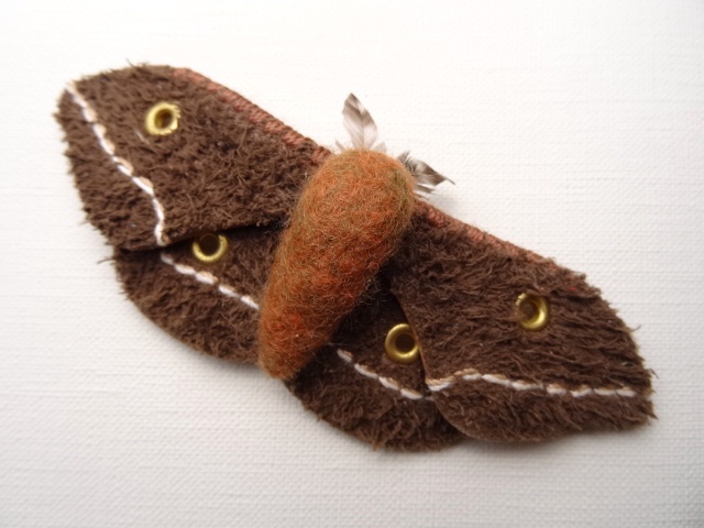 ヤママユガのブローチ