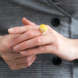 アンバー（琥珀）のジュエリー　リング Round Yellow Amber Cocktail Ring 3枚目の画像