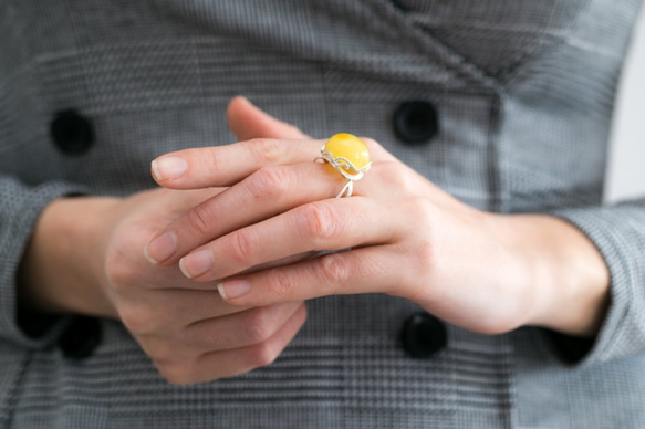 アンバー（琥珀）のジュエリー　リング Round Yellow Amber Cocktail Ring 3枚目の画像