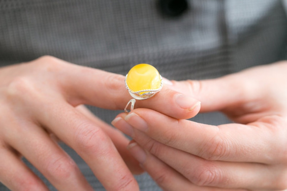 アンバー（琥珀）のジュエリー　リング Round Yellow Amber Cocktail Ring 5枚目の画像