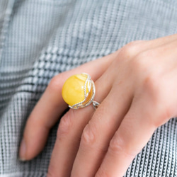 アンバー（琥珀）のジュエリー　リング Round Yellow Amber Cocktail Ring 8枚目の画像