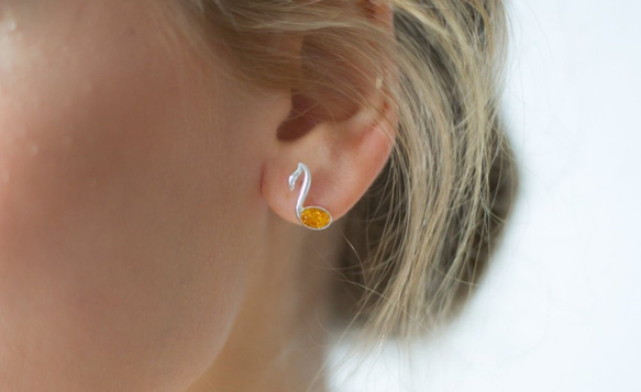 アンバー（琥珀）のジュエリー イヤリング　Amber Music Note Stud Earrings 8枚目の画像