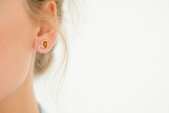 アンバー（琥珀）のジュエリー イヤリング Heart Stud Earrings 2枚目の画像