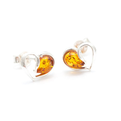 アンバー（琥珀）のジュエリー イヤリング Heart Stud Earrings 3枚目の画像