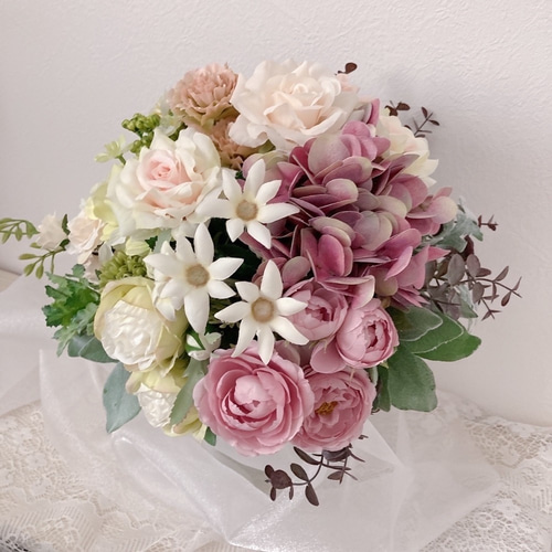 くすみピンクとミルクティー色がポイント大人可愛いお洒落なクラッチ